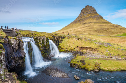 Islands Westen  Kirkjufellsfoss mit fliessendem Wasserfall