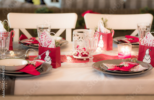 Dekoracja świątecznego stołu na wigilię, igilijne nakrycie świątecznego stołu dla dwojga photo