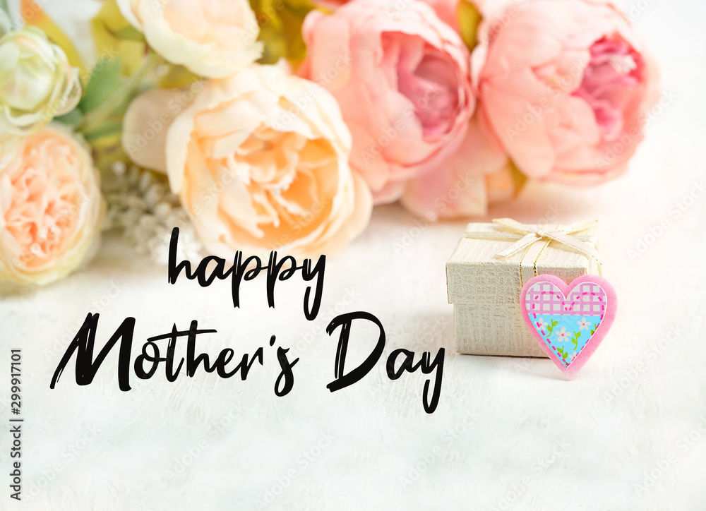 Obraz premium Happy Mother's Day greeting card. Holiday season concept, festive design. gift box and pink flowers for mom. 