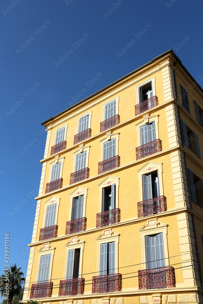 Old yellow building - Hyères - FRANCE