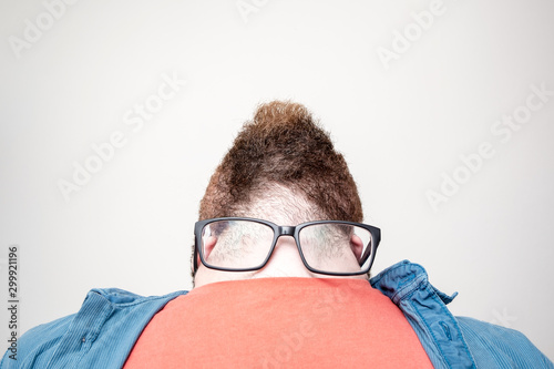 Bilde på lerret Weird strange man who threw his head back, put glasses on neck, and it turned out that his beard is an mohawk hairstyle