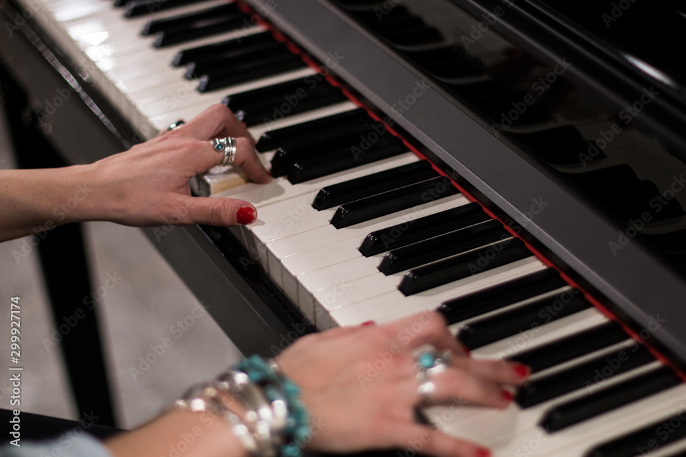 Obraz premium mano piano 8