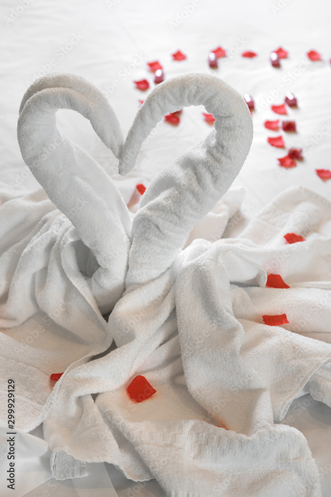 Obraz premium White two towel swans on the bed