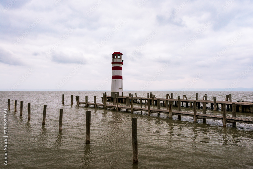 Leuchtturm Podersdorf am Neusiedler See, Österreich, bei trübem Wetter Leuchtturm Podersdorf am Neusiedler See, Österreich, bei trübem Wetter
