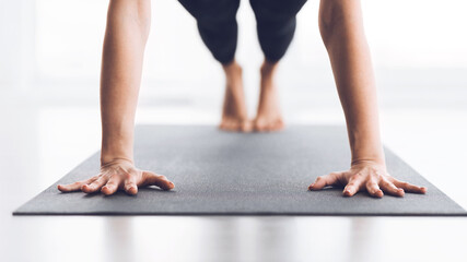 Fototapete Yogaschule Schlanke Frau, die Yoga in Plank-Pose praktiziert, Nahaufnahme  © Prostock-studio