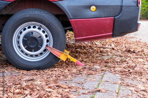 Parkkralle bzw. Autokralle am Reifen eines gestohlenen Fahrzeugs dient der Wegfahrsperre für beschlagnahmte Fahrzeuge und als Sicherung auf Parkplätzen für Versicherungsschutz photo