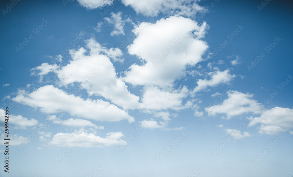 Obraz premium Perfect moment of the azure sky on a sunny day with clouds.