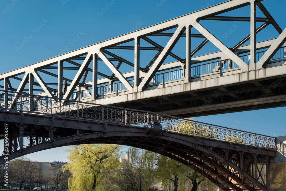 Denkmalgeschützte Brückenkonstruktion: die U-Bahn-Hochbrücke über dem Landwehrkanal kreuzt den 