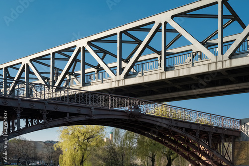 Denkmalgeschützte Brückenkonstruktion: die U-Bahn-Hochbrücke über dem Landwehrkanal kreuzt den "Anhalter Steg" in Berlin-Kreuzberg - Graffiti-Schmierereien wurden retuschiert