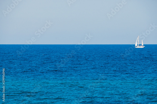 Segelboot auf dem Mittelmeer am Lido di Orrí auf Sardinien