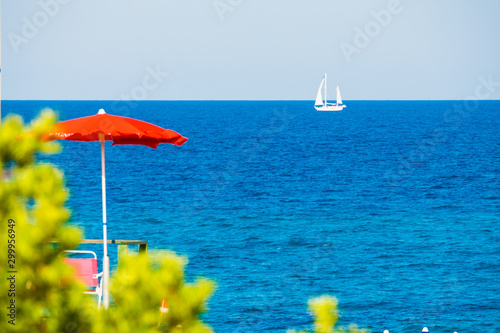 Segelboot auf dem Mittelmeer am Lido di Orrí auf Sardinien