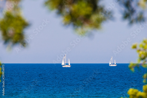 Segelboot auf dem Mittelmeer am Lido di Orrí auf Sardinien