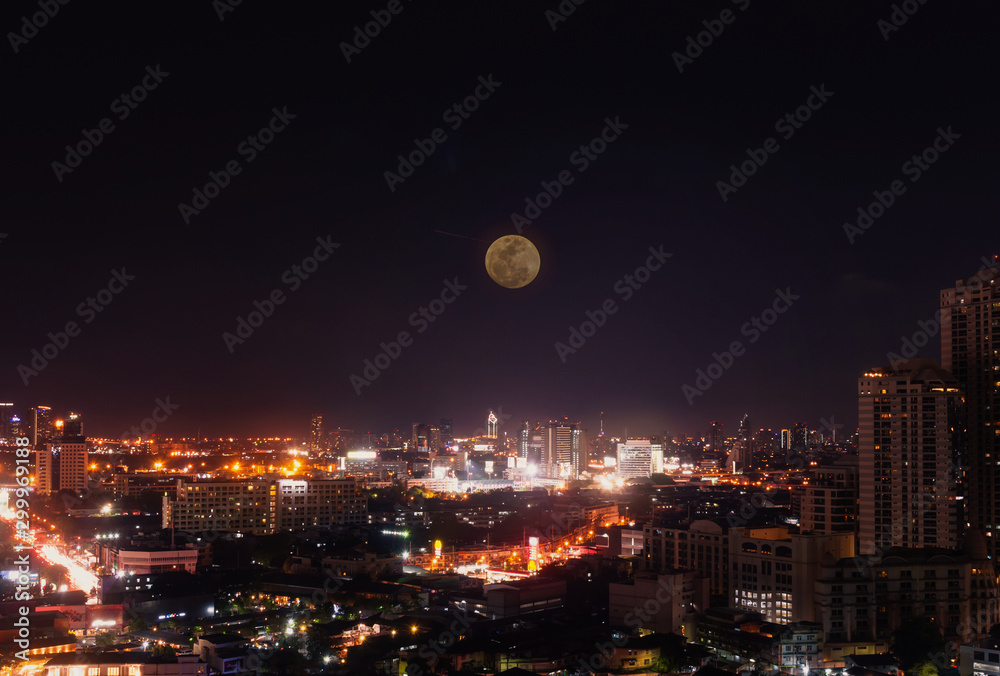 Fototapeta premium Wgląd nocy Bangkok z wieżowca w dzielnicy biznesowej w Bangkoku w Tajlandii