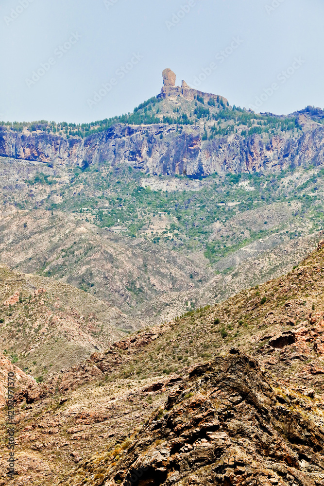 Bergmassiv mit Canyons Bergmassiv mit Canyons