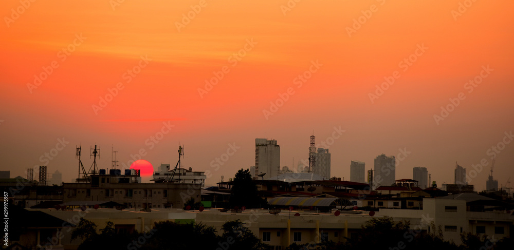 Fototapeta premium Sunset view Beautiful golden yellow sky in big cities