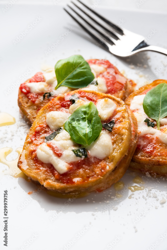 Melanzane con sugo, mozzarella e basilico Melanzane con sugo, mozzarella e basilico