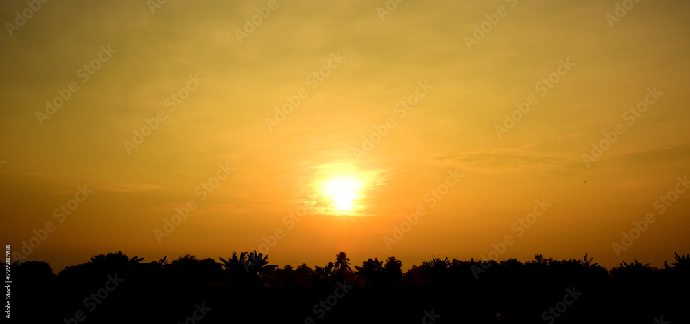 Obraz premium Sunset at the beautiful beach view Among the many people come to play in the sea before the dusk