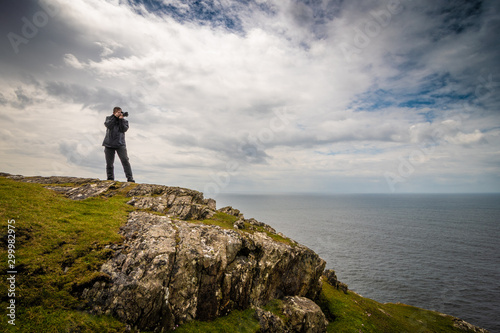 Landschafts-Fotograf an einer Küste in Irland