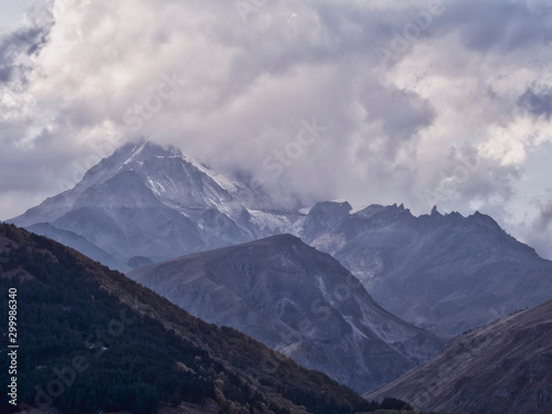 Stepantsminda Bergwelt Blick auf den Kasbek großer Kaukasus Georgien