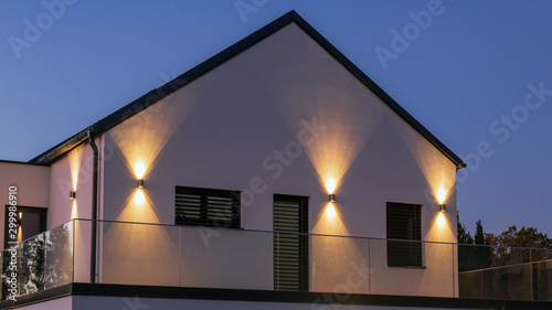 Dekorative Beleuchtung am Obergeschoß eines Einfamilienhauses