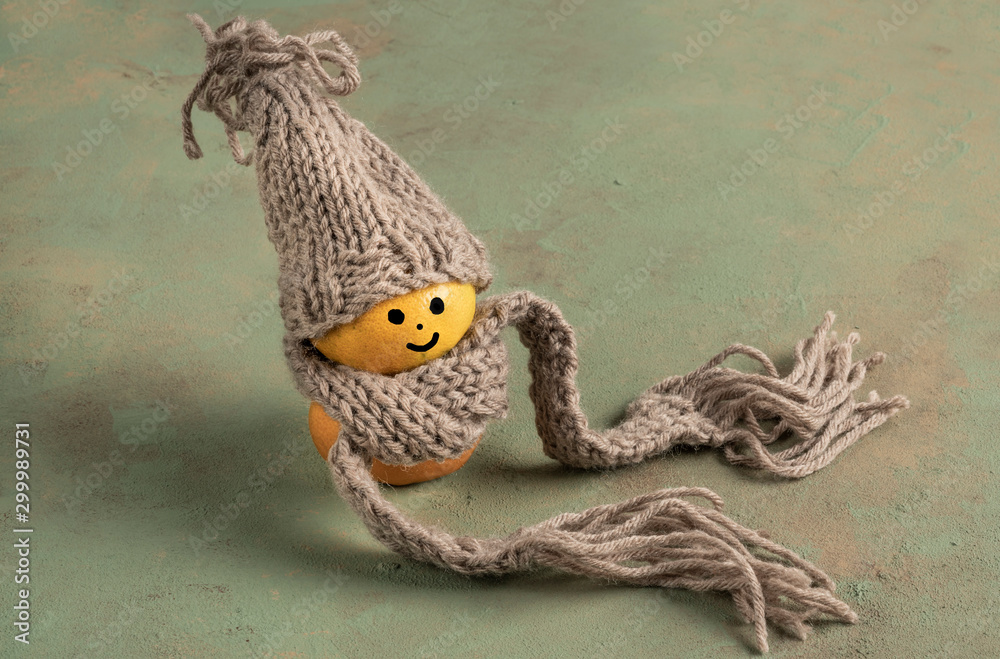 Obraz premium tangerine fruits have smiley face with hat and scarf