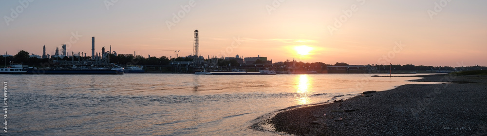 Fototapeta premium Sonnenuntergang am Rhein