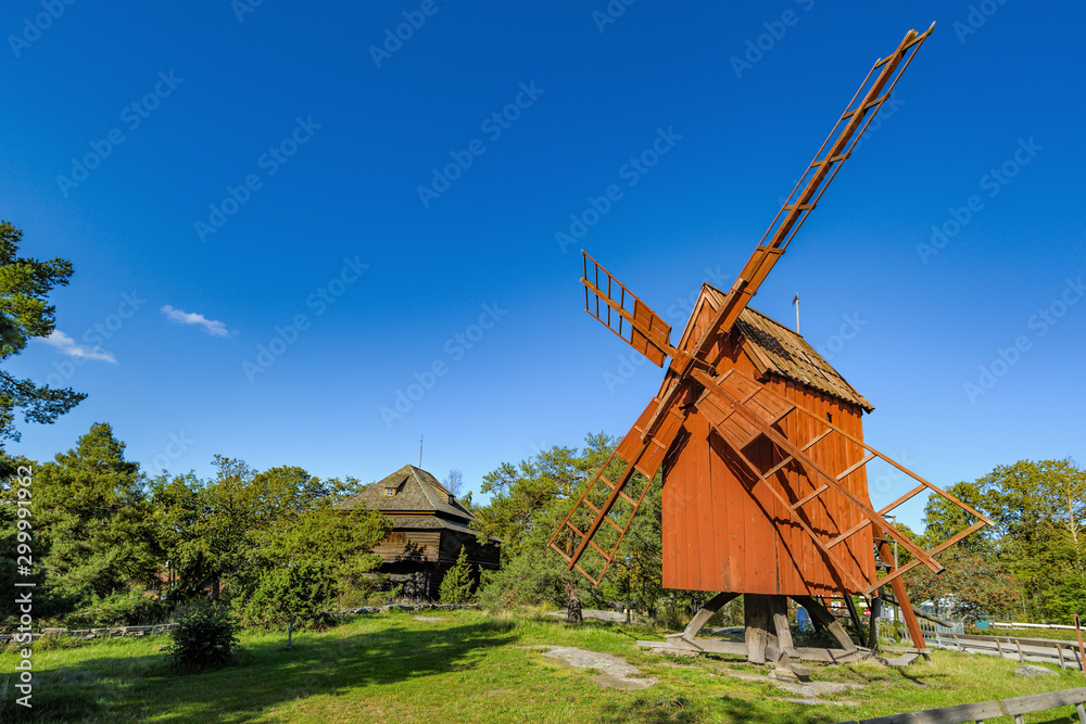 Φωτογραφία An old weathered wooden windmill painted in traditional falun red at sunny autumn day