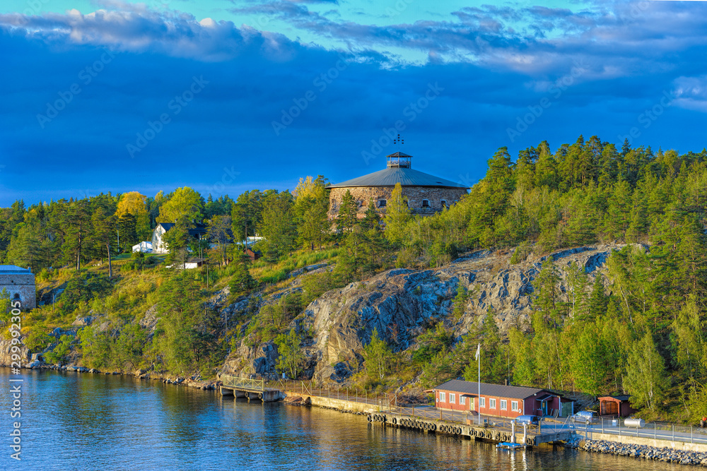 Φωτογραφία Medieval Oscar Fredriksborgs fortification near Vaxholm, in Stockholm archipelago, Sweden at sunny autum evening