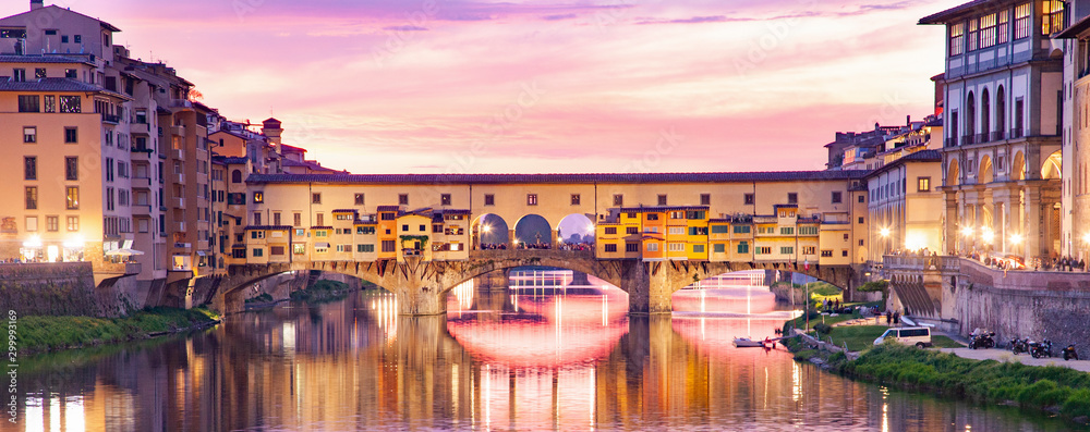 Fototapeta premium Ponte Vecchio na rzece Arno w nocy, Florencja, Włochy