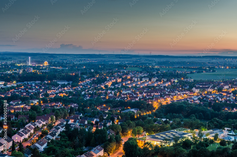 Blick über Schweinfurt am Abend