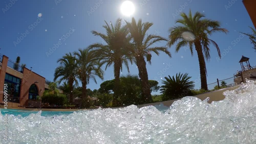 Un centre de remise en forme avec ses bains bouillonnants, jacuzzis, aquabikes et fontaines de massage