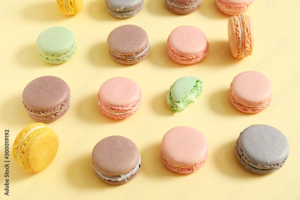 Obraz premium Tasty macarons on color background