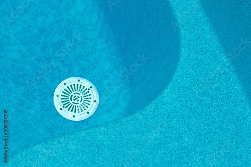 Automatic pool cleaning system, water treatment, purification system, water filtration, filter, spray, readable water.