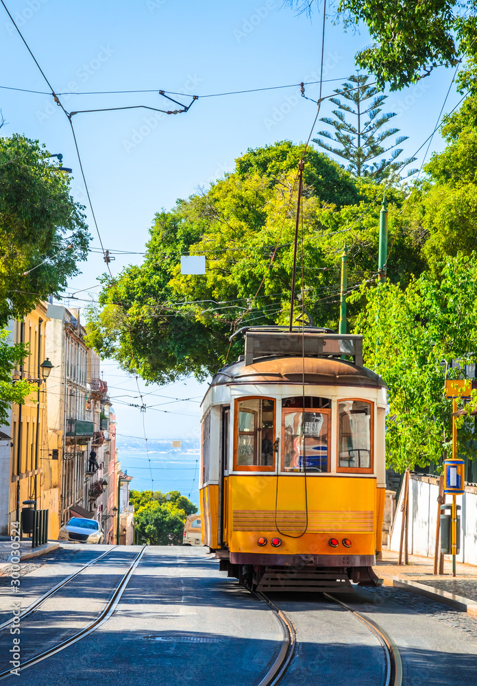 Φωτογραφία Famous vintage tram in the street of Alfama, Lisbon, Portugal