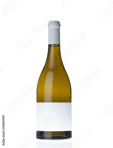 Bouteille vin blanc fond blanc isolé studio