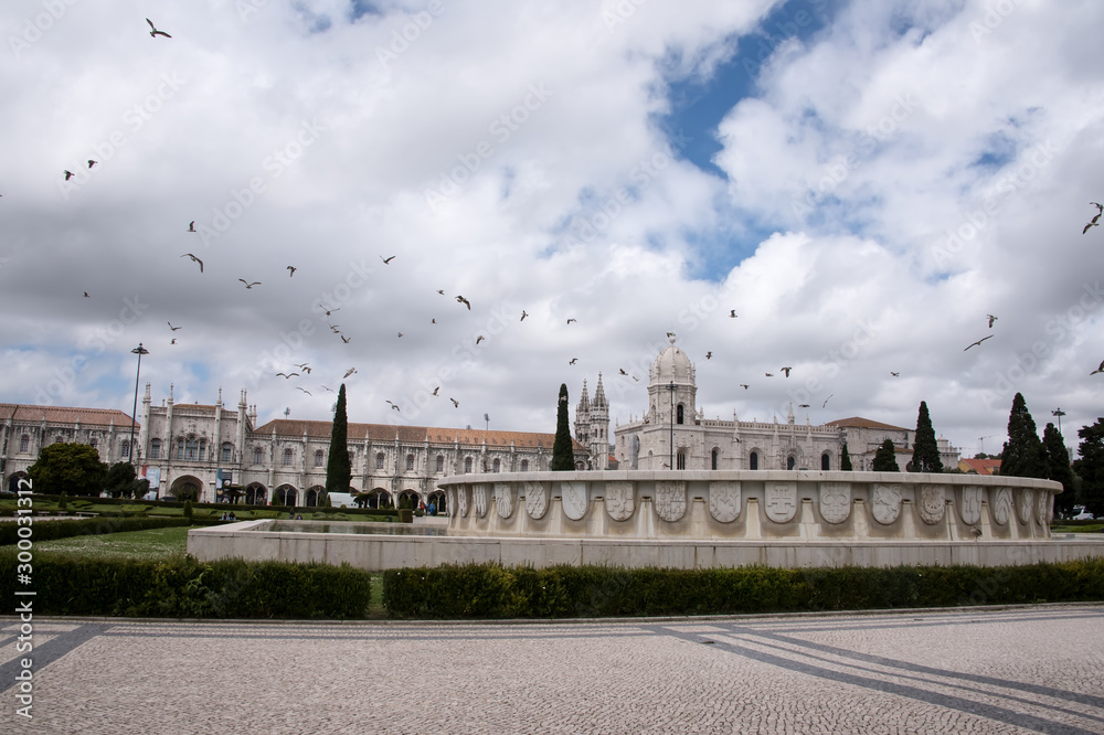 Φωτογραφία The Jeronimos Monastery in Lisbon (Mosteiro dos Jerónimos) or the Jeronimos Monastery is Portugal's most important attraction