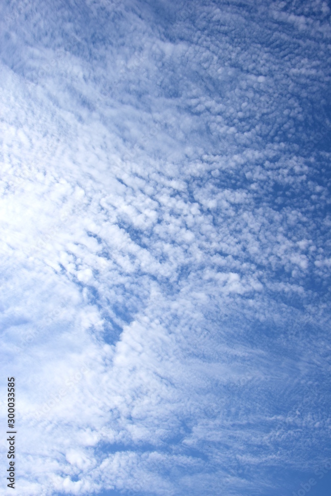 Hintergrund weiße Wolken vor blauen Himmel