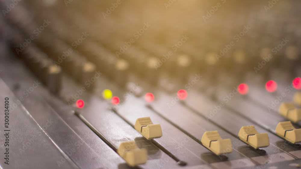 Slide the volume of the audio mixer on the console in the recording and editing work. Slide the volume of the audio mixer on the console in the recording and editing work.