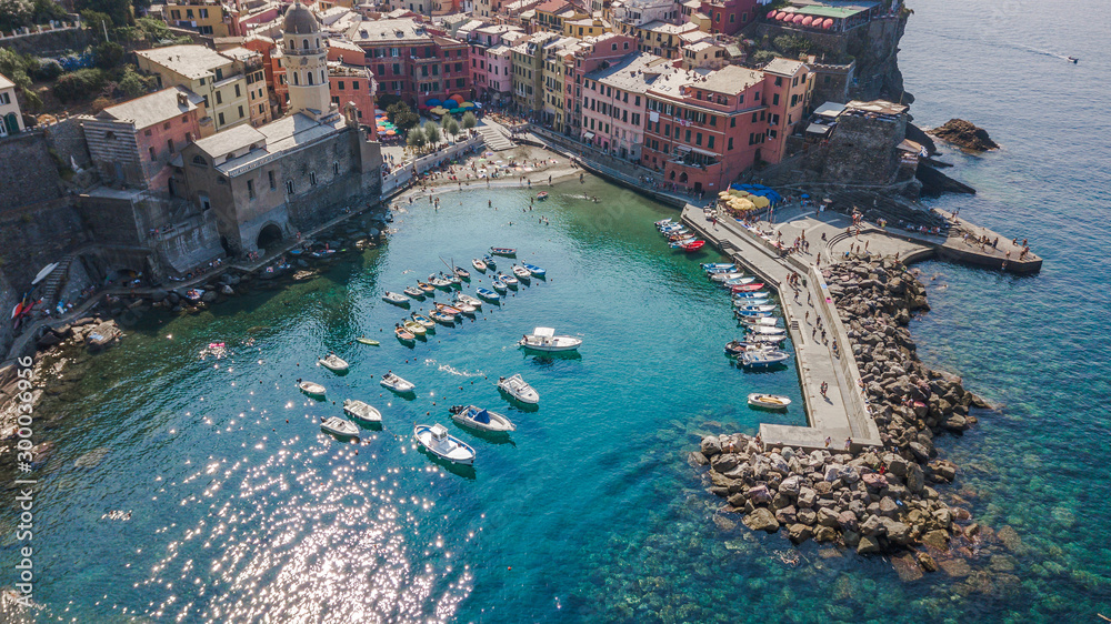 Φωτογραφία Aerial drone shot view of Vernazza port in Cinque Terre, Italy