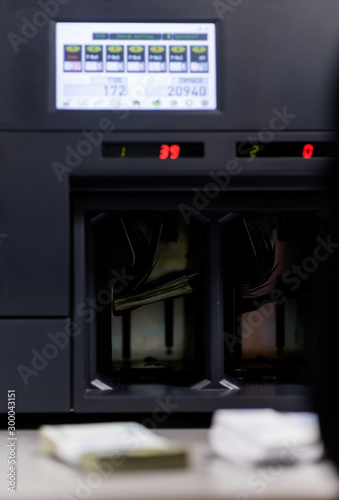 Big automatic device for counting banknotes