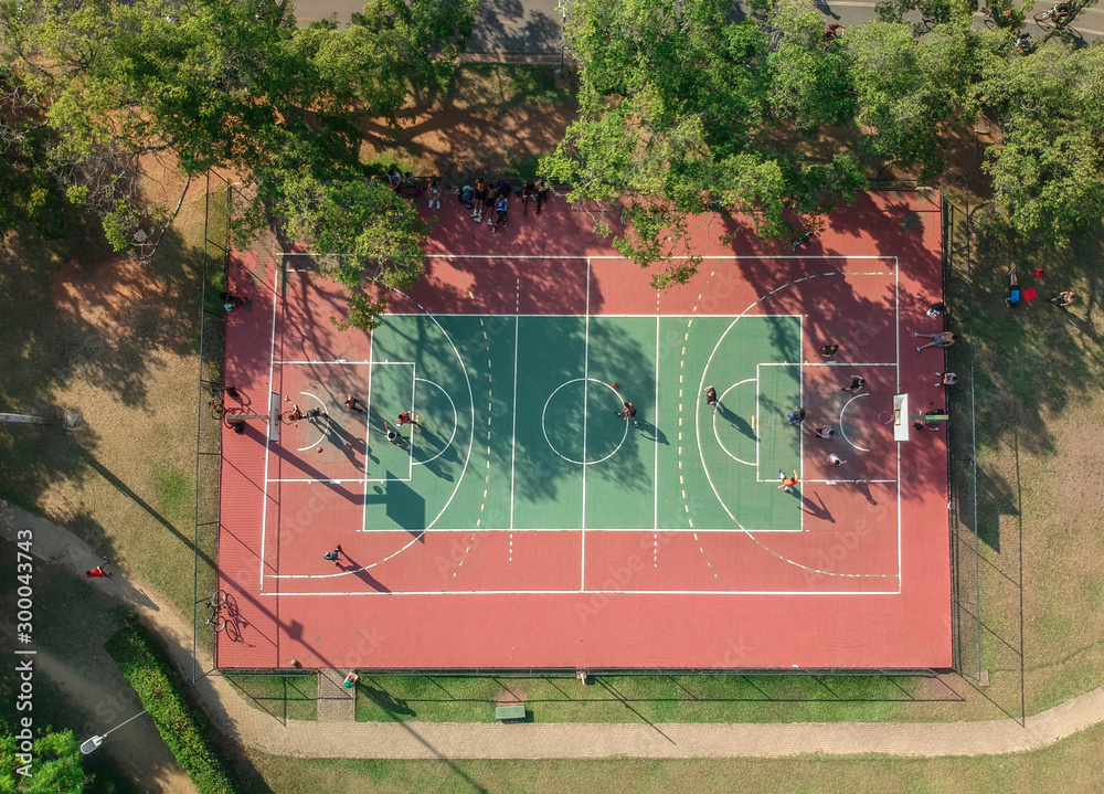Obraz premium Quadra de basquete no parque, vista de cima