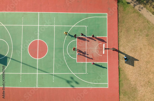 Quadra de basquete no parque, vista de cima photo