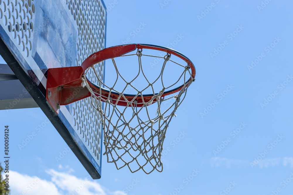 青空とバスケットボールのゴール