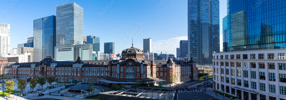 (東京都-風景パノラマ)青空の下の東京駅とビル群１	