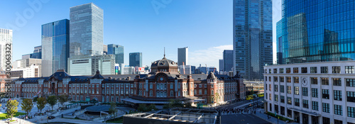 (東京都-風景パノラマ)青空の下の東京駅とビル群１  © moarave