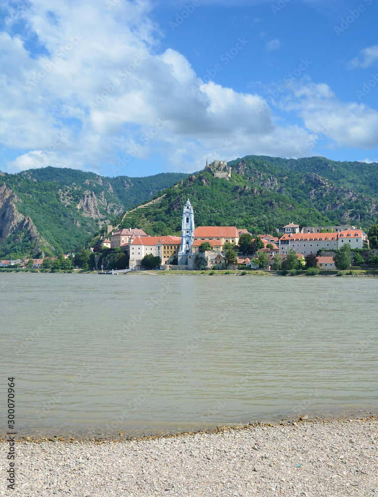Naklejka premium Blick über die Donau auf den Weinort Dürnstein in der Wachau,Niederösterreich,Österreich