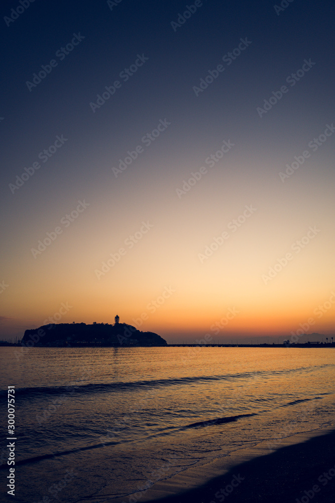 江ノ島 黄昏 サンセット 日本 縦 Stock Photo | Adobe Stock