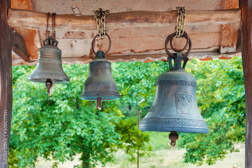 Obraz premium Old bells hanged on the wooden log
