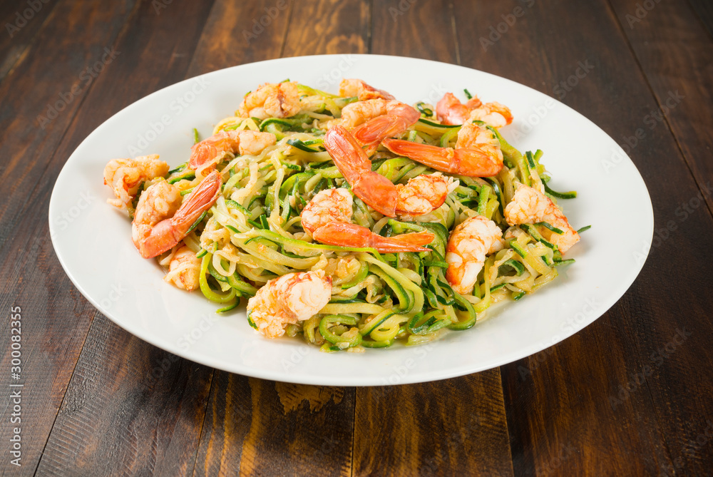 Spaghetti de calabacín con langostinos