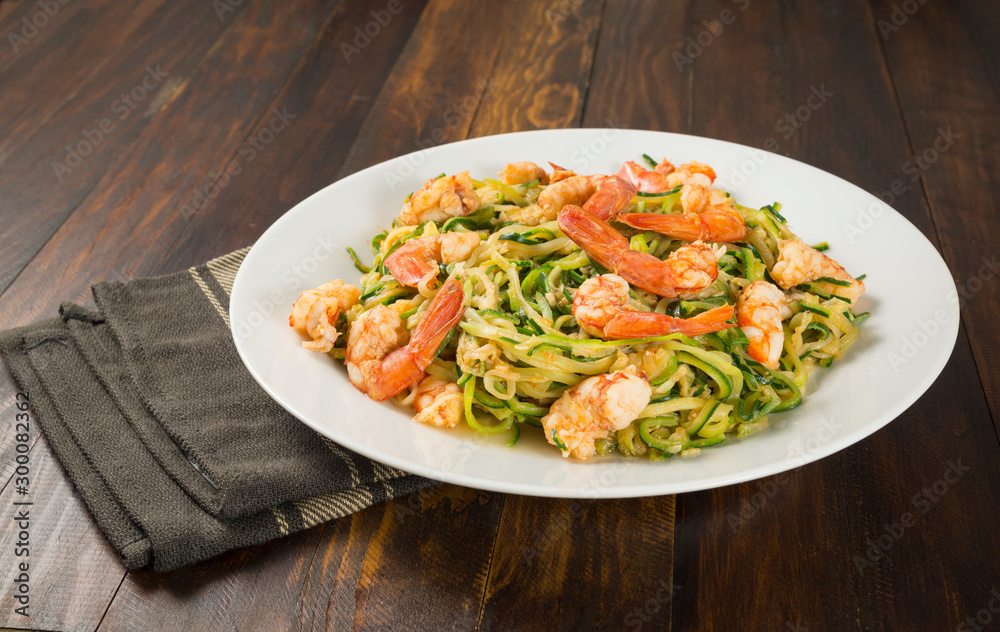 Spaghetti de calabacín con langostinos